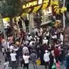 Sultangazi'de bedava döner dağıtılacağını duyan koştu maske ve mesafe unutuldu. Polisi bile dinlemediler