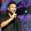 Tarkan sahnede diz çöktü Tarkan sahnede diz çöktü