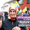 Almanya'da PKK yandaşları Atatürk'e hakaret etti Almanya'da PKK yandaşları Atatürk'e hakaret etti