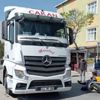 Ters yöne giren tır, motokuryeye çarptı Ters yöne giren tır, motokuryeye çarptı