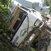 Freni boşalan kamyon bahçeye uçtu: 3 yaralı Freni boşalan kamyon bahçeye uçtu: 3 yaralı