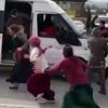 Kavgadan ölümüne kaçış: Erkekler kadınları sopayla kovaladı