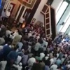 İmam Eksik Rekat Kıldırınca Yüzlerce Kişi Cami İçinde Birbirine Girdi