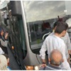Durakta metrobüs gerginliği... Vatandaş böyle isyan etti Durakta metrobüs gerginliği... Vatandaş böyle isyan etti
