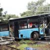 Halk otobüsü bariyerlere çarptı: 4 yaralı Halk otobüsü bariyerlere çarptı: 4 yaralı