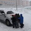 Çocuklar, bir aracın önündeki Türk bayrağının üzerindeki karı temizledi Çocuklar, bir aracın önündeki Türk bayrağının üzerindeki karı temizledi