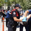 Masa ve sandalyeler havada uçuştu! Polislere korona dayağı Masa ve sandalyeler havada uçuştu! Polislere korona dayağı