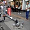 Taksinin çarptığı direk yayaların üzerine devrildi!