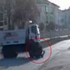 Kamyonun çarptığı elektrikli bisiklet sürücüsü yaralandı Kamyonun çarptığı elektrikli bisiklet sürücüsü yaralandı