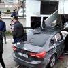 Kontrolden çıkan otomobil, güvenlik kulübesine çarptı: ... Kontrolden çıkan otomobil, güvenlik kulübesine çarptı: ...