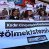 Kadınlar, Emine Bulut un öldürüldüğü yere karanfil ... Kadınlar, Emine Bulut un öldürüldüğü yere karanfil ...