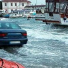 Deniz ile kara birleşti, tekneler battı Deniz ile kara birleşti, tekneler battı