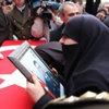 Turgutlu şehidine ağlıyor Turgutlu şehidine ağlıyor