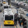 İstanbulluların toplu taşıma isyanı! Metrobüs kalabalığı yolcuları çileden çıkardı İstanbulluların toplu taşıma isyanı! Metrobüs kalabalığı yolcuları çileden çıkardı