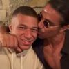 Nusret, dünyaca ünlü futbolcuları ağırladı! Mbappe'yi öptüğü anlar büyük ilgi gördü Nusret, dünyaca ünlü futbolcuları ağırladı! Mbappe'yi öptüğü anlar büyük ilgi gördü
