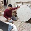 Öğrencileri için yer sofrasını ders tahtası yaptı