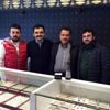 Altını bıraktı elma ile güldü Altını bıraktı elma ile güldü