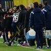 Soyunma odası yolunda kavga!