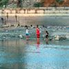 Suyu çekilen Seyhan Nehri ne inip, balık için hayatlarını ... Suyu çekilen Seyhan Nehri ne inip, balık için hayatlarını ...