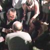 Ferhat Göçer şarkıyı bıraktı hayranına koştu