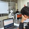 Kodlama derslerini kendi programladıkları insansı robotla öğreniyorlar