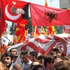 Makedonya'da onbinlerce kişi sokağa döküldü Makedonya'da onbinlerce kişi sokağa döküldü