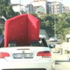 TEM’de lüks araçla koltuk taşıdılar