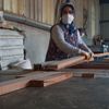 Kereste fabrikasında çalışan kadınlar erkeklere taş çıkartıyor