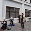 Kars’a kayyım atanan vali belediye önünde cuma namazı kıldı Kars’a kayyım atanan vali belediye önünde cuma namazı kıldı