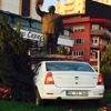 Kontrolden çıkan otomobil Demirel heykeline çarptı
