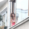 Ebru Polat, 5 milyon dolarlık evin camlarını sildi Ebru Polat, 5 milyon dolarlık evin camlarını sildi