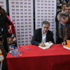 Orhan Pamuk son kitabını imzaladı Orhan Pamuk son kitabını imzaladı
