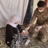 Maaşını çekemeyen yaşlı kadının yardımına jandarma ekipleri koştu Maaşını çekemeyen yaşlı kadının yardımına jandarma ekipleri koştu