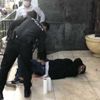 Sokak ortasında önce kalçasından sonra boynundan bıçakladı Sokak ortasında önce kalçasından sonra boynundan bıçakladı