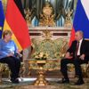 Putin ile Merkel'in Moskova'da görüşmesi başladı