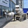 At arabasına motosikletle çarpan kurye yaralandı At arabasına motosikletle çarpan kurye yaralandı
