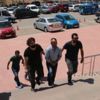 Polisler partinin tam ortasına düştü Polisler partinin tam ortasına düştü