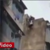İntihar etmek isteyen kadını havada yakaladı İntihar etmek isteyen kadını havada yakaladı
