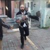 Şiddete uğrayan köpeği vatandaşlar kurtardı Şiddete uğrayan köpeği vatandaşlar kurtardı
