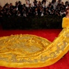 Rihanna'dan pizza elbise... Sosyal medya yıkılıyor