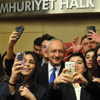 Kılıçdaroğlu’ndan öğrencilerle selfie Kılıçdaroğlu’ndan öğrencilerle selfie