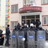 DBP'nin Diyarbakır İl Başkanlığına polis baskını: 2 gözaltı DBP'nin Diyarbakır İl Başkanlığına polis baskını: 2 gözaltı