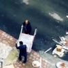Tablası devrilen çocuklara yardıma gelen vatandaşın hareketi görenlerin içini ısıttı Tablası devrilen çocuklara yardıma gelen vatandaşın hareketi görenlerin içini ısıttı