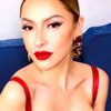 Hadise den anneye çiçek babaya lokum