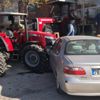 Kontrolden çıkan otomobil traktör bayisine daldı
