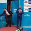 Podyumdan indi çünkü...