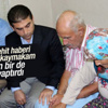 Şehit evine kameralarla giden kaymakam haber de yaptırdı