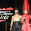 Hande Yener'in ilginç konser kıyafeti
