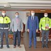 Köpeğiyle donma tehlikesi geçiren vatandaşı kurtaran polislere ödül