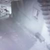 Ev sahibi ile göz göze gelen hırsız 2. kattan atladı